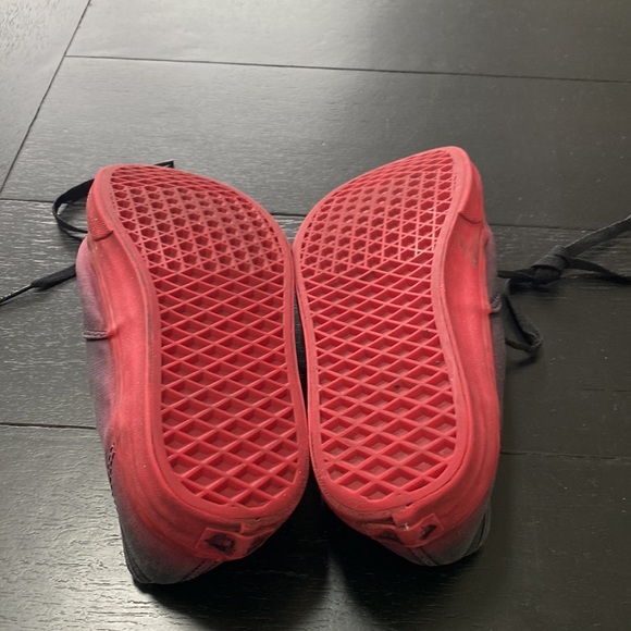 Vans Sneakers. Unisex. Mens 8/Womens 9.5. Black to Red - Picture 7 of 7